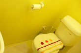 在空间相对狭窄的浴室里，黄颜色还能起到开阔视野的效果，使得整个卫生间更加柔和、宽敞和明亮。在装饰和布置卫生间时，可以铺米黄色的瓷砖，浴缸、浴帘等可以选择浅黄色。窗户、橱柜可以选择木质的，让它们呈现自然的浅棕黄本色。如果有条件，还可点上几支香薰蜡烛，在柔黄色的烛光下，使人慢慢地舒缓心情，放松身心。（资料图）

