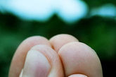 2.大拇指必须有月牙 健康人两个手的拇指必须有月牙，食指和中指应该有月牙，无名指可以没有月牙。双手要有八到十个月牙为最好。一般而言，拇指、食指、中指都有月牙，共六个月牙才算基本健康。(文：人民网 图：资料图)