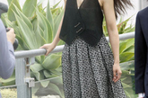 汤唯长发飘飘，身着香奈儿(Chanel)2011春夏女装亮相2011戛纳电影节《武侠》的新闻发布会。