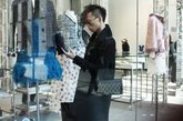 Chanel2011秋冬秀场,韩火火特别挑选了“巴黎－圣特洛佩”早春度假系列黑色亮片刺绣外套，搭配他最爱的春夏款链条包；