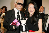 在2009年的巴黎时装周和2010年的上海Chanel活动，周迅和老佛爷都见面并合影。可见卡尔大帝对这位中国一线女星印象是相当不错的。由此可见，2010年，上海Chanel活动周迅作为中国唯一受邀的女明星，与卡尔的相熟不无关系。