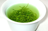 绿茶——绿茶中的茶多酚是抗辐射物质，可减轻各种辐射对人体的不良影响。茶叶中还含有脂多糖，能改善机体造血功能，升高血小板和白血球等。