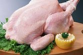 生鸡肉

危险因素：

生鸡肉包含沙门氏菌和弯曲杆菌。最大的风险因素不是吃鸡肉，而是在准备做鸡肉时被交叉感染。

解决办法：

处理生鸡肉时要特别小心。切过肉后要立即洗干净刀、菜板、灶台和你的手，避免鸡肉内的细菌传播到其他食品内。你将鸡肉拿到外面放到烤架上时，要将用过的盘子拿回来，吃烤好的鸡肉时要换新盘子。

