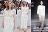 Elizabeth Olsen身穿自己设计的The Row品牌。白色蕾丝透明而带有质感。若隐若现的效果引人遐想。 