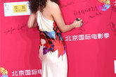 北京国际电影季开幕，汤唯一身花裙+爆炸头亮相。