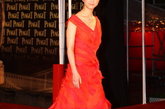 第30届香港电影金像奖于2011年4月17日晚在香港文化中心举行颁奖典礼。汤唯变身火红凤凰现身，十分美艳。

