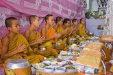 在中国当和尚就意味着远离尘世，与酒肉隔绝。因为中国和尚信奉的是佛教中的大乘教，它的清规戒律就是如此。而在老挝，由于和尚信奉的是小乘教，就可以酒肉穿肠过，阿弥陀佛！

