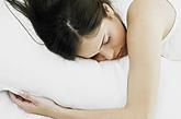 5.夜间好睡眠。夜间睡眠时段是让皮肤好好疗愈和修护环境压力源所造成伤害的大好机会。身体获得休息的时候，皮肤会开始再生与排除当天所累积的毒素，确保自己每天都能好好睡个美容觉！