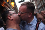 伦敦同性恋街头“集体接吻”抗议酒吧歧视