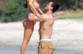 金·卡戴珊(Kim Kardashian)和新男友Kris Humphries在海滩上，金·卡戴珊穿着比基尼露出凹凸有致的身材，和男友海滩“嬉水”。和男友在一起，悬殊的身高差让人惊讶。