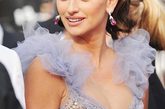 让我们来看看明星们的大牌透明装。佩内洛普·克鲁兹身穿Marchesa 2011秋冬款紫色透视蕾丝礼服。她获得了第五天最佳红毯礼服的第一名。