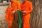 在老挝，如果一个人结婚之后再去当和尚，要先举行离婚仪式，再举行剃度仪式，还要鼓乐齐鸣。

