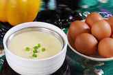 鸡蛋

危险因素：

感染因子是在鸡蛋里面，唯一根除细菌的方法就是将鸡蛋煮熟。

解决办法：

不吃生鸡蛋和半熟的鸡蛋。蛋黄未凝固的鸡蛋有潜在的危险。为了安全，你最好吃煮老一点的鸡蛋或固体状的鸡蛋。高温会杀死任何可能存在的细菌，你可放心吃水煮鸡蛋或者两面煎蛋。


