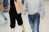2011年5月13日讯，法国，第64届戛纳电影节，当地时间5月12日，《武侠》主演、功夫巨星甄子丹（Donnie Yen）携爱妻汪诗诗（Cissy Wang）抵尼斯机场，二人牵手大秀恩爱。 汪诗诗（Cissy Wang）的黑色连身裤尽显港女风范。