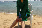 2011年5月14日讯，法国，第64届戛纳电影节，当地时间5月13日，蒂尔达·斯温顿(Tilda Swinton)拍摄写真。一身绿色打扮的蒂尔达·斯温顿坐在海边，轻嗅海风，悠然自在。