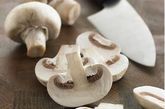 香菇

菇类在近几年不但成了提升免疫力的热门食物，自2000年以来的一些研究还发现，它对保护牙齿也有帮助。原因是香菇里所含的香菇多醣体（lentinan）可以抑制口中的细菌制造牙菌斑。

吃法：菇类带有独特的风味而且热量又低，不论煮汤、清炒或凉拌都很可口。每周吃2～3次各种菇类，是简单又不花大钱的保健方法。 


