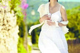 袁莉戛纳街头造型，白裙飘飘仿如夏日里的仙女。