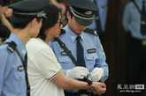 警察为高晓松解开手铐。