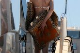 2011年5月17日讯，法国，第64届戛纳电影节，当地时间5月16日，意大利名模Eva Riccobono亮相海滩拍摄大片，豹纹垫子遮身难挡性感。 