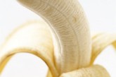 芭乐/香蕉

热带水果含高维C可维护牙龈健康。如严重缺乏则牙龈会变得脆弱，容易罹患疾病，出现牙龈肿胀、流血、牙齿松动或脱落等症状。

