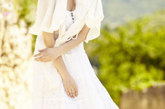 袁莉戛纳街头造型，白裙飘飘仿如夏日里的仙女。