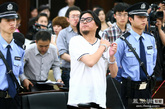 2011年5月17日，一直备受关注的“高晓松醉驾案”在北京市东城区中级人民法院开庭审理，这是自5月1日北京市实施“酒驾入刑”以来第一宗娱乐圈明星酒驾案件。法庭上，经过控辩双方的举例辩诉，法院在肯定高晓松在肇事后主动配合公安机关办案及积极参与受害方赔偿行为上，最后还是给出“拘役6个月，罚金4000元”的最高量刑。宣判后，高晓松并未表示出上诉意向，并被带离法庭。图为高晓松拉扯衣服。
