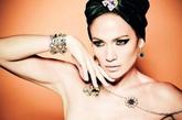   Jennifer Lopez 接受了西班牙时尚品牌 TOUS 2011春季珠宝代言广告。在这组色彩鲜艳的大片中，摄影师大玩经典东方元素，筷子旗袍统统上镜，Jennifer Lopez 也因此化身东方美妞，不过以她健硕的身形演绎细腻的东方美女确实有点另类。一起来看看拉丁天后演绎的另类东方美女吧。


