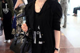 李小冉抵达戛纳机场，一身黑色装扮手挽名牌包低调奢华。