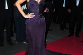 巩俐身穿一袭Roberto Cavalli鱼尾紫裙亮相第64届戛纳电影节开幕晚宴。红毯途中多次险被自己那双“恨天高”撂倒。