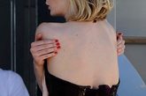 2011年5月17日讯，法国，第64届戛纳电影节，当地时间5月16日，意大利名模Eva Riccobono亮相海滩拍摄大片，豹纹垫子遮身难挡性感。