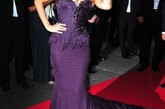 巩俐身穿一袭Roberto Cavalli鱼尾紫裙亮相第64届戛纳电影节开幕晚宴。红毯途中多次险被自己那双“恨天高”撂倒。