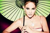   Jennifer Lopez 接受了西班牙时尚品牌 TOUS 2011春季珠宝代言广告。在这组色彩鲜艳的大片中，摄影师大玩经典东方元素，筷子旗袍统统上镜，Jennifer Lopez 也因此化身东方美妞，不过以她健硕的身形演绎细腻的东方美女确实有点另类。一起来看看拉丁天后演绎的另类东方美女吧。

