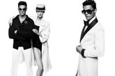 戛纳电影节进行的如火如荼，众多明星天天斗智斗勇，在红毯上玩尽心机，期望在众多亮丽风景中更显突出，或许我们已经有些厌烦这些五颜六色的花枝招展，那么不妨看看Chanel最新度假系列。老佛爷Karl Lagerfeld也携Chanel最新度假系列连同30分钟的影片来袭。一组由老佛爷亲自掌镜的Chanel Cruise 2012 Collection大片，呈现给我们的是不同于这个浮夸年代的优雅、从容与淡定。黑色的色调，精准的剪裁、洒脱的率直，老佛爷惯用男宠Baptiste Giabiconi与女模Saskia de Brauw一同演绎Chanel的黑白复古优雅。
