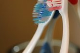 3、牙刷

在浴室里，牙刷可谓是细菌重灾区，平均每个牙刷上有1000万个细菌。建议每个月换一次牙刷。另外，牙刷朝上放，冲马桶时盖上马桶盖也会减少细菌扩散。
