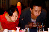 在生活中，孙俪和邓超的甜蜜程度丝毫不逊于镜头前。图为两人吹生日蜡烛。