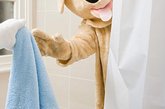 2、浴帘

潮湿的浴帘也是细菌滋生的温床。每周用洗衣机清洗一次，多放些洗衣液，最好用热水，之后彻底晒干。或者每次用后展开，减少湿润度。
