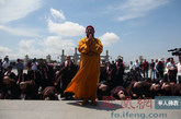 心道法师领众朝礼南海观音（图片来源：凤凰网华人佛教  摄像：photobuddha）