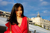 正在法国参加戛纳国际电影节的李冰冰特别拍摄大片，身着白色与红色两套长裙，在异国海滩大秀中国风情。

