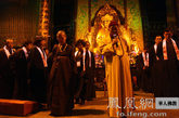 心道法师带领信众行禅修行（图片来源：凤凰网华人佛教  摄像：photobuddha）