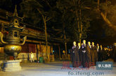 来自台湾灵鹫山的法师们在大圆通殿前绕殿（图片来源：凤凰网华人佛教  摄像：photobuddha）