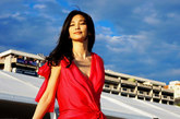 正在法国参加戛纳国际电影节的李冰冰特别拍摄大片，身着白色与红色两套长裙，在异国海滩大秀中国风情。


