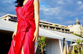 正在法国参加戛纳国际电影节的李冰冰特别拍摄大片，身着白色与红色两套长裙，在异国海滩大秀中国风情。

