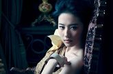 随着《倩女幽魂》热映，刘亦菲再次回归公众视线，此次登上世界顶级时尚杂志封面，褪去几分稚嫩青涩，平添几分典雅妩媚，面对她，让人无法转移视线。她有着这个年纪所有女孩所羡慕的美丽与名气，她有着不逊于这个年纪任何人的学识与阅历，她有着对自己从事实业的梦想与激情……她拥有得太多，却唯独没有失败。不过那又怎样？她这么年轻，又懂得保持清醒，实属难得。