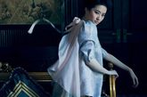 随着《倩女幽魂》热映，刘亦菲再次回归公众视线，此次登上世界顶级时尚杂志封面，褪去几分稚嫩青涩，平添几分典雅妩媚，面对她，让人无法转移视线。她有着这个年纪所有女孩所羡慕的美丽与名气，她有着不逊于这个年纪任何人的学识与阅历，她有着对自己从事实业的梦想与激情……她拥有得太多，却唯独没有失败。不过那又怎样？她这么年轻，又懂得保持清醒，实属难得。