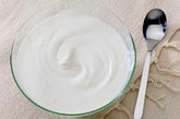 酸奶。将酸奶加香蕉泥混合在一起，当做面膜来敷，有收缩毛孔的作用，好用又实惠。