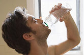 8.饮水过少——如果长时间不喝水，尿量就会减少，尿液中携带的废物和毒素的浓度就会增加。临床常见的肾结石、肾积水等都和长时间不喝水密切相关。(文：生命时报 图：资料图)