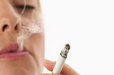 不要立刻吸烟。

　　因为饭后胃蠕动加快，血循环增加，毛细血管扩张，促进烟中有害物质吸收，饭后吸烟，吸收烟中有害物质是平时吸烟的十多倍，各位烟民注意点健康吧。