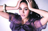 有“洋娃娃美人”之称的泰国女星Chompoo成为新一期《Lisa Weekly》杂志封面人物。