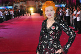 “西太后”Vivienne Westwood 前来助阵，透视中裙隐约显红色底衫，标志性的火红头发相得益彰，配合当晚热闹的氛围。
