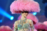 本次时尚秀，身着DSQUARED2蘑菇头造型的女模大展魅力独领风骚。DSQUARED2，是一对加拿大兄弟打造的意大利品牌。品牌刚创立时就得到了时装领导者之一的麦当娜(Madonna)的垂青，邀请两位设计师为她设计150套服饰，作品包括她的唱片。